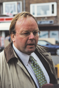 605948 Portret van wethouder J.H. Zwart tijdens zijn bezoek aan de wijk Lombok ter gelegenheid van de feestelijke ...